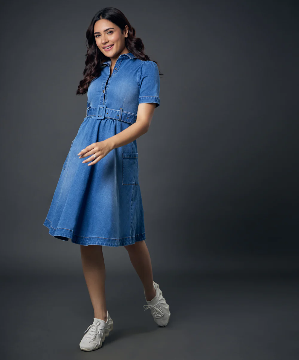 Classic Collared Denim Dress With A Belt - Image 4