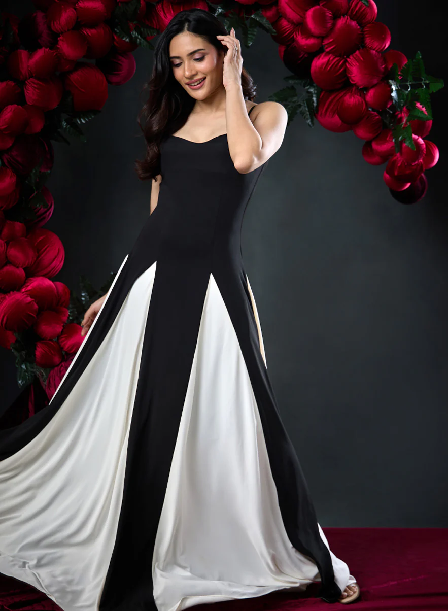 Contrast Panel Deep Sweetheart Black Dress - Image 2