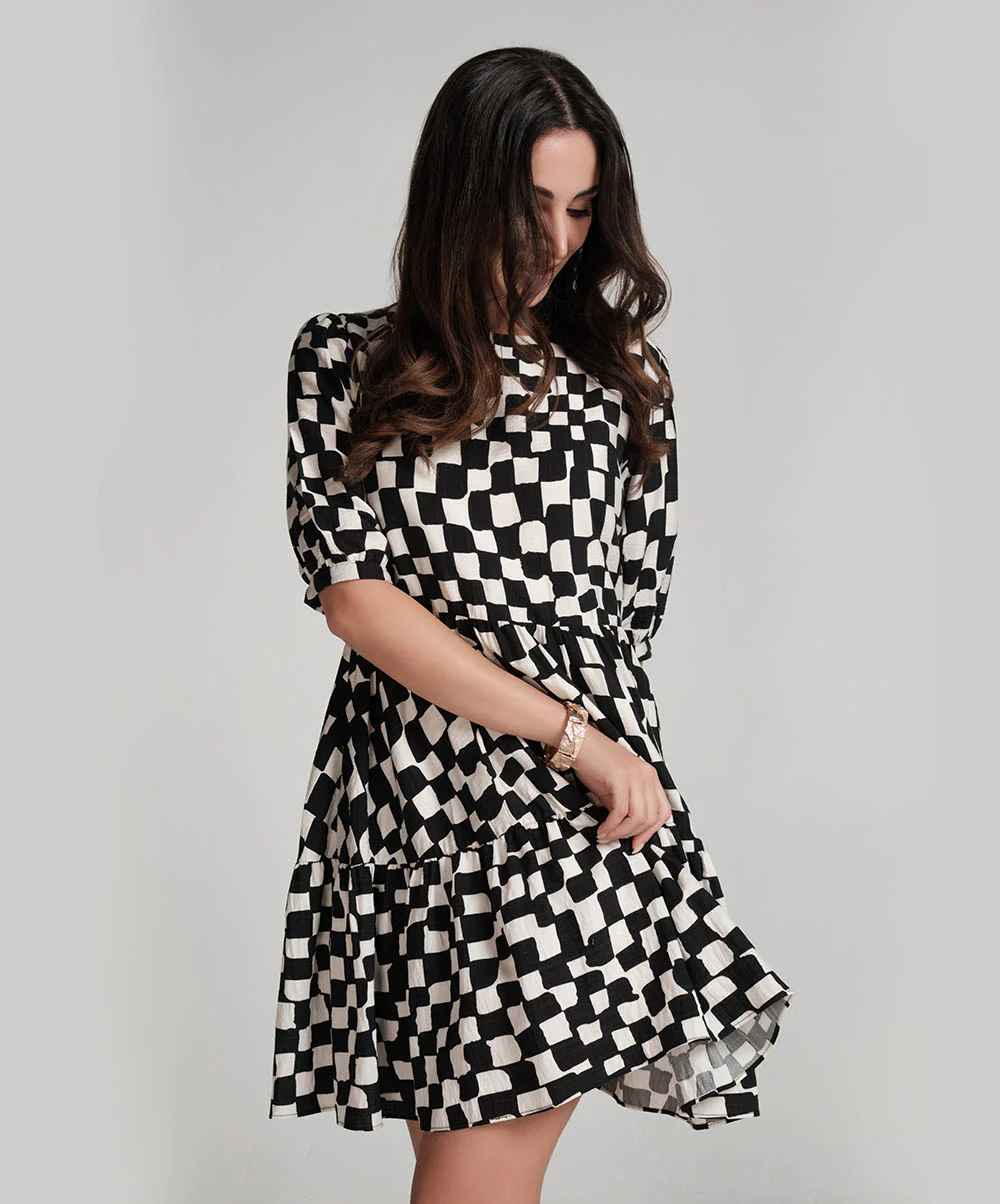 Diagonal Panel Printed Short Dress - Image 3
