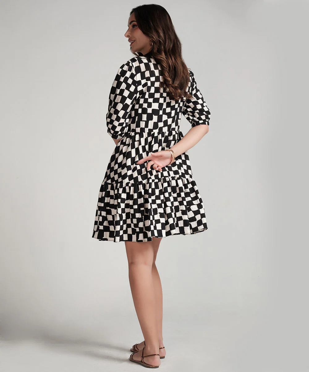 Diagonal Panel Printed Short Dress - Image 4