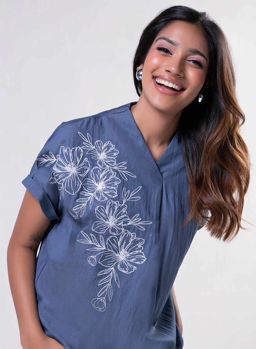 Line Aligned Floral Embroidered Top - Image 3