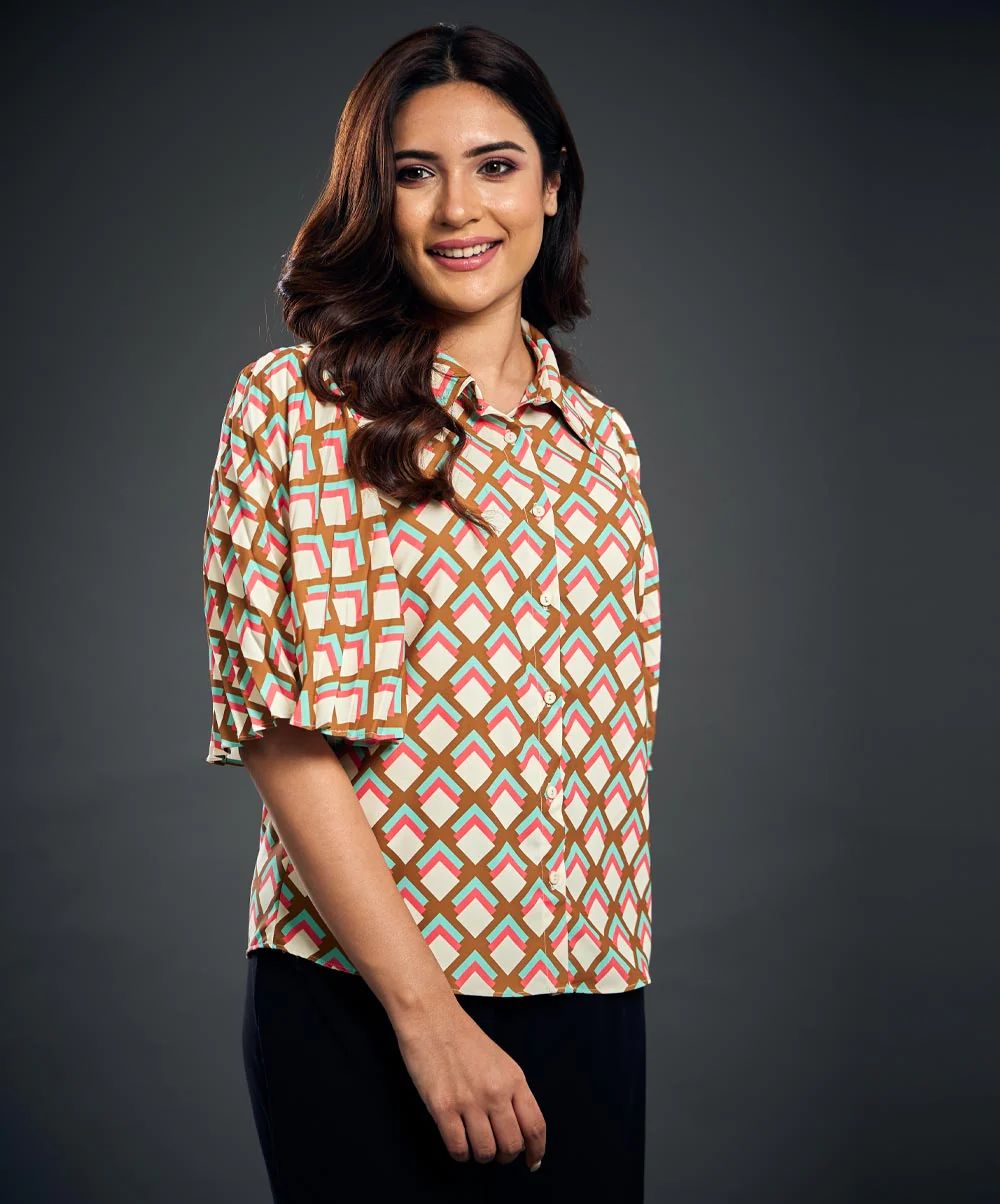 Sleeve Flared Top With A Classic Collar - Image 2