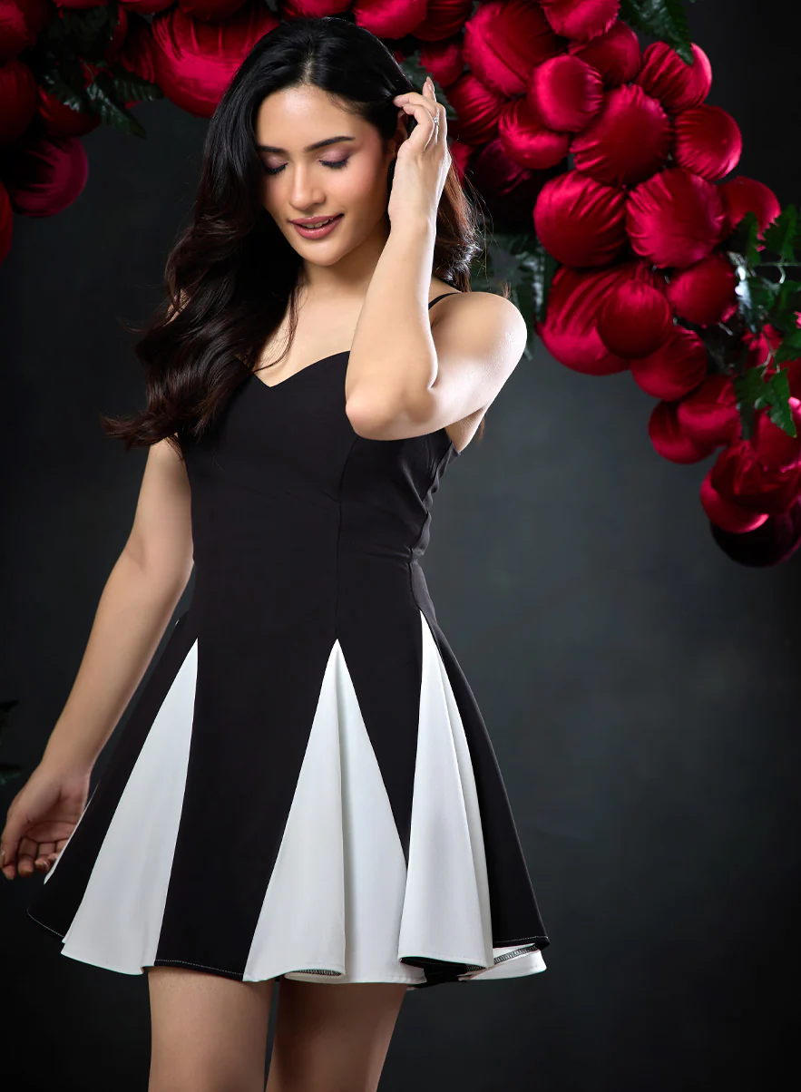 Sweetheart Neckline Paneled Mini Dress - Image 6