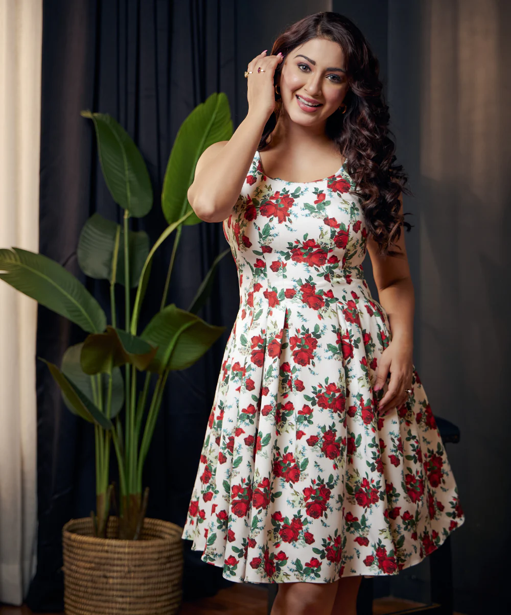 Waistless Scoop Neck Printed White Dress - Image 3